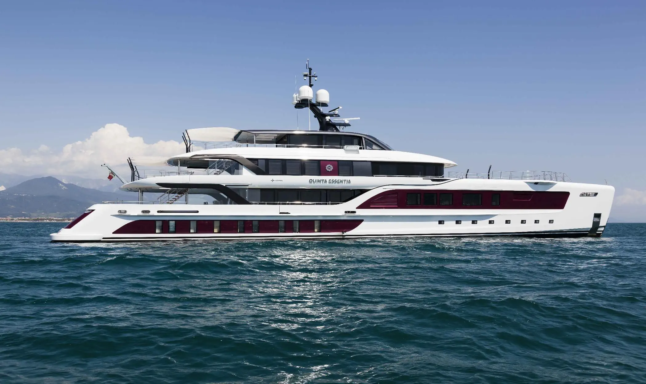 Круизная мега-яхта - MY QUINTA ESSENTIA - Admiral yachts - традиционная   траулер  с закрытым флайбриджем