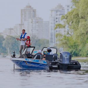 рыбацкая лодка c подвесным мотором