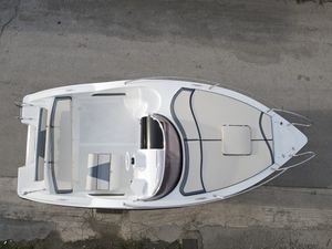 моторная лодка с каютой c подвесным мотором