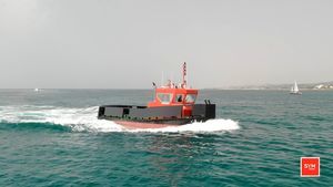 профессиональный катер рабочее судно