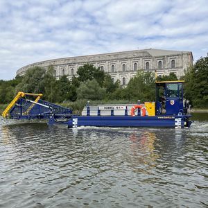 катер для сбора водорослей