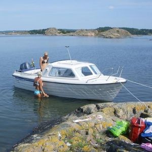 моторная лодка с каютой c подвесным мотором
