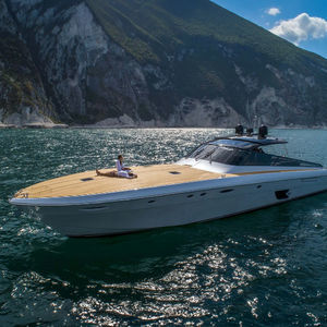 спортивная моторная яхта