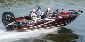 судно для плавания в закрытых водах c подвесным мотором 1
