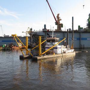 специальное судно земснаряд для очистки водоемов