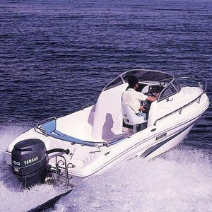 моторная лодка с каютой c подвесным мотором 1