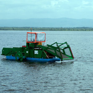 катер для сбора водорослей