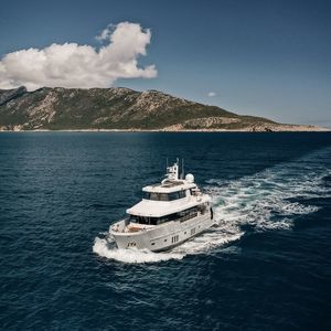 круизная моторная яхта