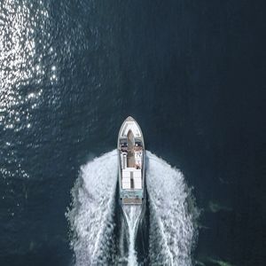 небольшой катер с внутренним мотором