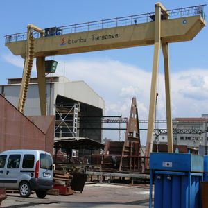 подъемный кран для судостроительной верфи