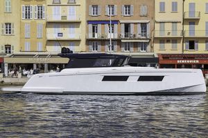 круизная моторная яхта