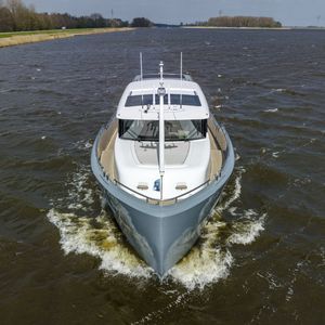 круизная моторная яхта