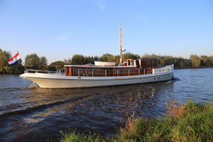 круизная моторная яхта
