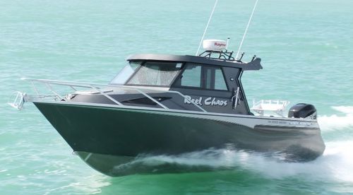 Прогулочный катер с каютой c подвесным мотором - 750 MODELS - White Pointer Boats Ltd - хардтоп / с закрытым кокпитом / для спортивной рыбалки