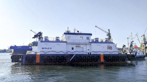 Специальное судно баржа - SeaFarm Feeder Center 400 - scaleaq - фидер