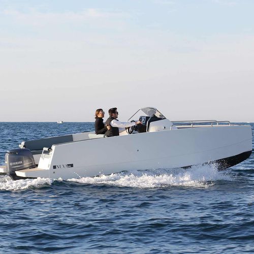 Прогулочный катер c подвесным мотором - M6 - Nuva Yachts - с центральной консолью / макс. 8 человек / с кабиной