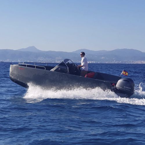 Открытый катер c подвесным мотором - M6  - Nuva Yachts - с центральной консолью / макс. 8 человек / с кабиной