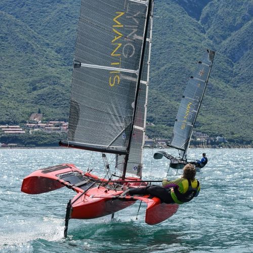 Парусник на подводных крыльях - Flying Mantis - тримаран / дэйсэйлер / из карбона