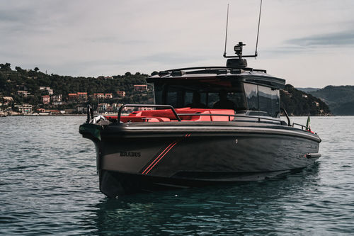 Быстроходный катер c подвесным мотором - Shadow 1000 XC Cross - Brabus Marine - двухмоторный / с рулевой рубкой / быстрый