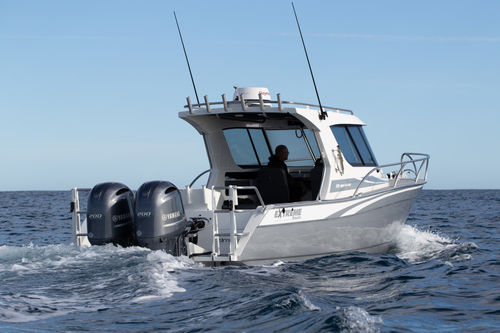 Прогулочный катер c подвесным мотором - 915  - Extreme Boats EU Ltd. - двухмоторный / с рулевой рубкой / для спортивной рыбалки