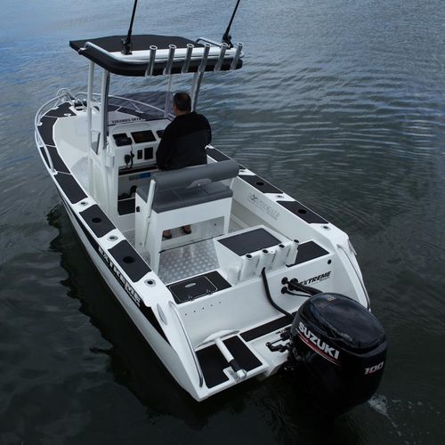 Открытый катер c подвесным мотором - 545 CC - Extreme Boats EU Ltd. - с центральной консолью / для рыбной ловли / из алюминия