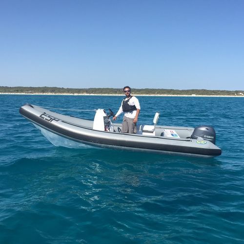 Надувная лодка c подвесным мотором - CAVO AVA 480 - AVA Marine - полужесткая / с центральной консолью / открытая