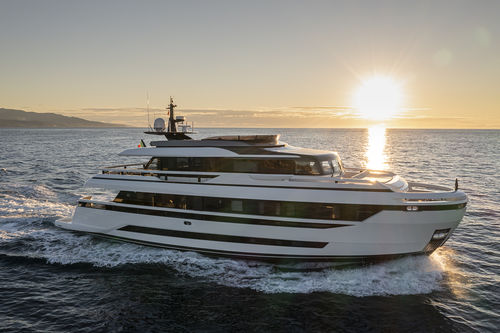 Круизная моторная яхта - EXTRA X96 Triplex - Extra Yachts - с флайбриджем / 8 кают / корпус водоизмещающего типа