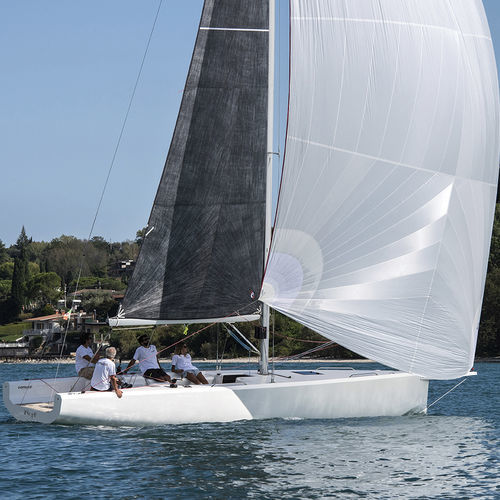 Парусник для навигации в прибрежных водах - C 32 - COMUZZI yachts s.r.l.s - дэйсэйлер / для регаты / спортивная килевая яхта