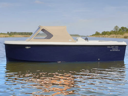 Открытый катер c подвесным мотором - Premium V520 - Boatbuilding Motor Yacht Sp. Z o.o. - полужесткий / с центральной консолью / макс. 6 человек