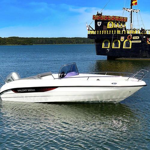 Открытый катер c подвесным мотором - V550  - Boatbuilding Motor Yacht Sp. Z o.o. - полужесткий / с центральной консолью / традиционный