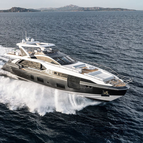 Круизная моторная яхта - GRANDE 27M - Azimut - с флайбриджем / V-образный привод / 4 каюты