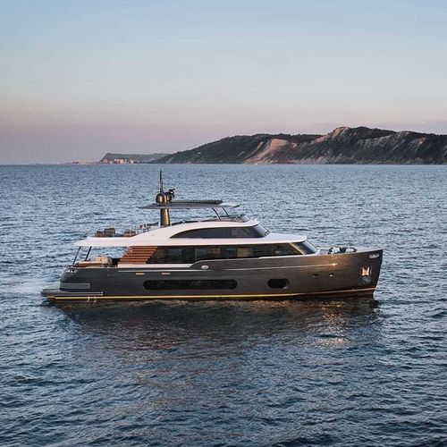 Круизная моторная яхта - MAGELLANO 25M - Azimut - с флайбриджем / V-образный привод / 4 каюты