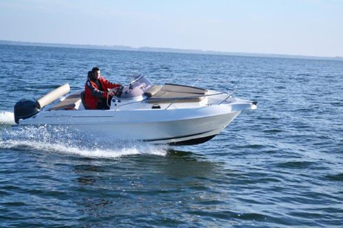Прогулочный катер c подвесным мотором - Cap-Ferret 572 - B2 marine - с центральной консолью / с кабиной / солнечная ванна