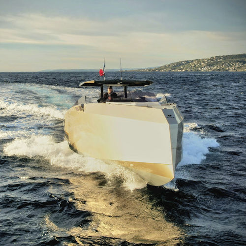 Быстроходный катер с внутренним мотором - 42  - Alium Yachts - двухмоторный / корпус глиссирующего типа / открытый