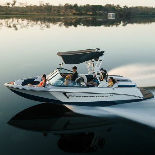 Небольшой катер для вейксерфа - SUPER AIR 210 - Nautique Boat Company - с внутренним мотором / с двойной консолью / боурайдер