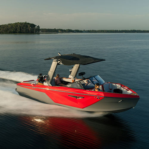 Небольшой катер для вейкборда - S23 - Nautique Boat Company - с внутренним мотором / с двойной консолью / боурайдер