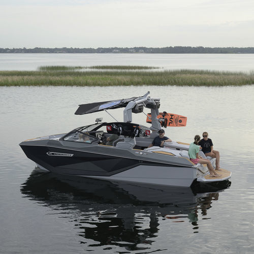 Небольшой катер для вейкборда - G21 - Nautique Boat Company - с внутренним мотором / с двойной консолью / боурайдер