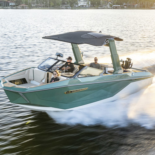 Небольшой катер для вейкборда - G23 - Nautique Boat Company - с внутренним мотором / с двойной консолью / боурайдер