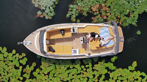 Открытый катер с внутренним мотором - Intender 850 - Interboat - с центральной консолью / традиционный / солнечная ванна