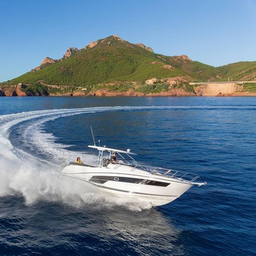 Быстроходный катер c подвесным мотором - CAP CAMARAT 10.5 WA - Jeanneau - Motorboats - двухмоторный / открытый / с двойной консолью
