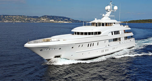 Круизная мега-яхта - CAIPIRINHA - Lurssen Yachts - с приподнятой рулевой рубкой / корпус водоизмещающего типа