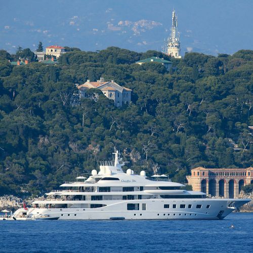 Круизная мега-яхта - QUANTUM BLUE  - Lurssen Yachts - с приподнятой рулевой рубкой / с бассейном / с вертодромом