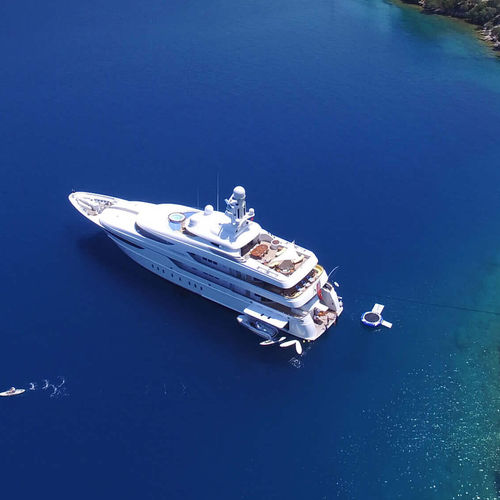 Круизная мега-яхта - OASIS - Lurssen Yachts - с приподнятой рулевой рубкой / корпус водоизмещающего типа