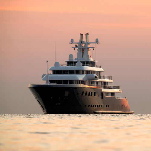 Круизная мега-яхта - ICE - Lurssen Yachts - с приподнятой рулевой рубкой / с вертодромом