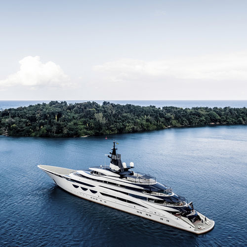 Круизная мега-яхта - LADY JORGIA - Lurssen Yachts - с приподнятой рулевой рубкой / с вертодромом
