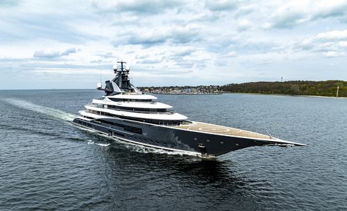 Круизная мега-яхта - KISMET - Lurssen Yachts - с приподнятой рулевой рубкой / корпус водоизмещающего типа / с вертодромом
