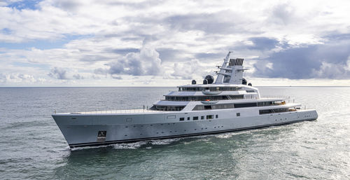 Круизная мега-яхта - Dragonfly - Lurssen Yachts - с приподнятой рулевой рубкой / электрическая / POD
