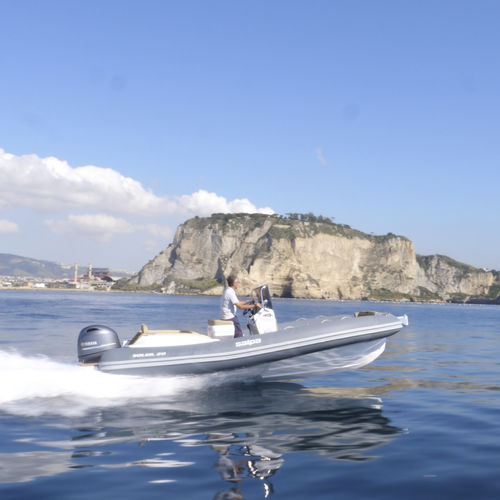 Надувная лодка c подвесным мотором - Soleil 20 - Nautica Salpa - полужесткая / с центральной консолью / открытая
