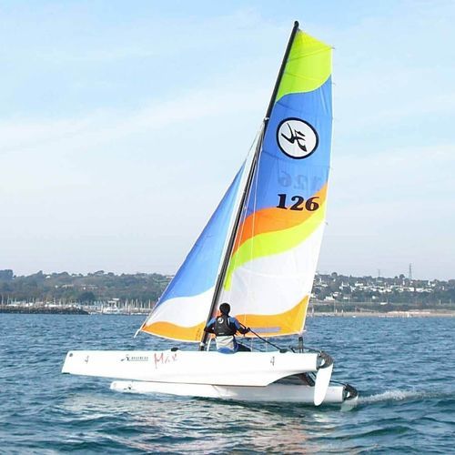 Спортивный катамаран для регаты - MAX - Hobie Cat USA - двухместный / с одной трапецией / из стекловолокна