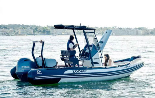 Надувная лодка c подвесным мотором - 5.5 - ZODIAC - полужесткая / с центральной консолью / открытая